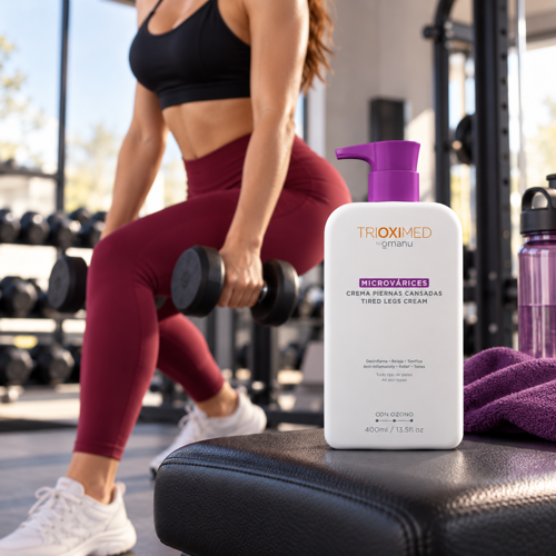 Microvarices Trioximed 400 ml | Crema para piernas cansadas Mujer entrenando con pesas en el gimnasio junto a la crema Microvarices Trioximed de 400 ml para piernas cansadas.